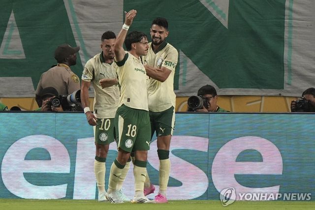 마우리시오(가운데)의 동점 골에 기뻐하는 파우메이라스 선수들