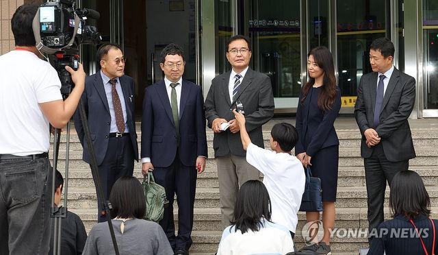 취재진 질문에 답하는 이명현 특검