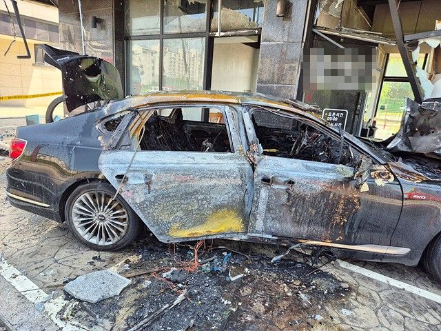 미용실로 돌진한 승용차