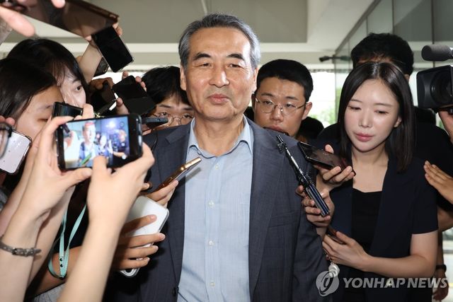 출근하는 민중기 특검