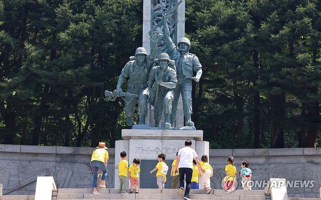 자유 수호의 탑 찾은 어린이들