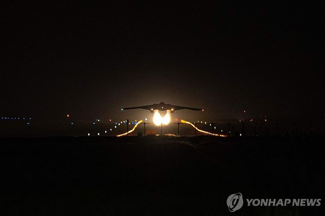 미 와이트먼 공군기지 이륙하는 B-2 폭격기