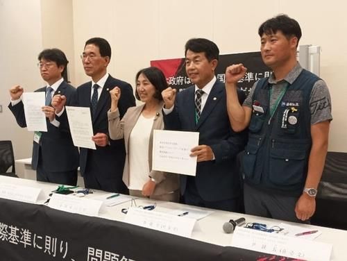 한국옵티칼 고용 승계 촉구하는 야당 의원들과 금속노조