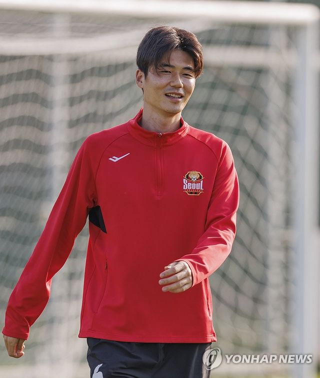 동료들과 대화하는 기성용