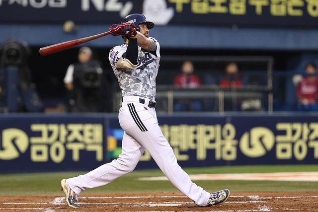 적시타 날리는 두산의 케이브