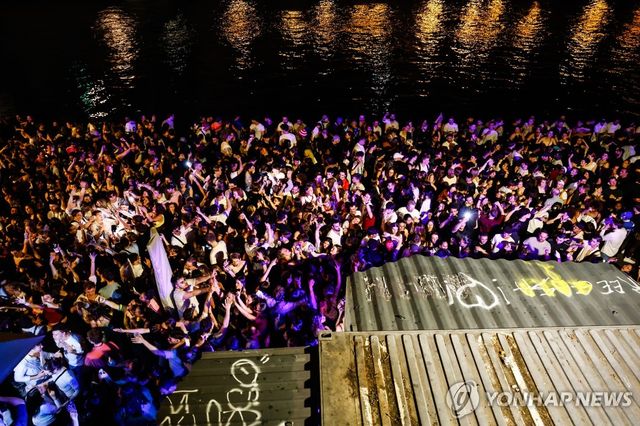 프랑스에서 매년 전국적으로 개최되는 음악축제에 몰린 인파