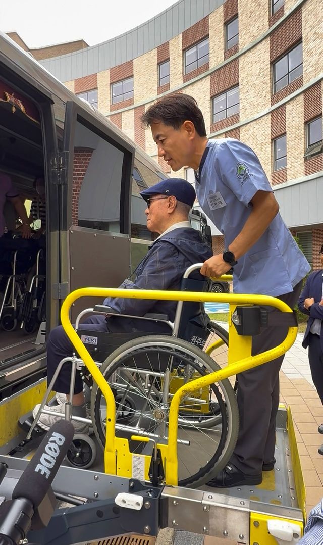 요양원 찾아 봉사하는 김진태 지사