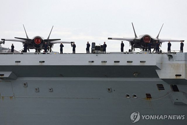 23일 싱가포르에 기항한 영국 해군함