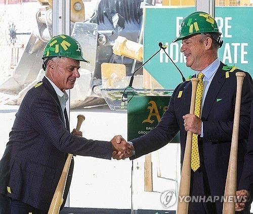 기공식에 참석한 롭 맨프레드(왼쪽) MLB 커미셔너와 존 피셔 애슬레틱스 구단주