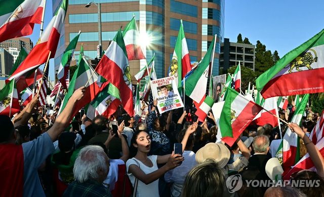 23일(현지시간) 이란 정권교체를 바라는 이들의 로스앤젤레스(LA) 시위