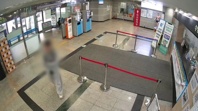 수영장 입구에 있는 A씨