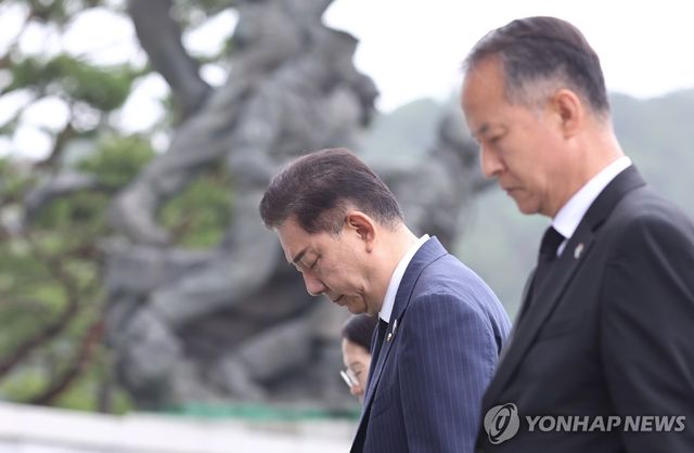 묵념하는 민주당 김병기 원내대표