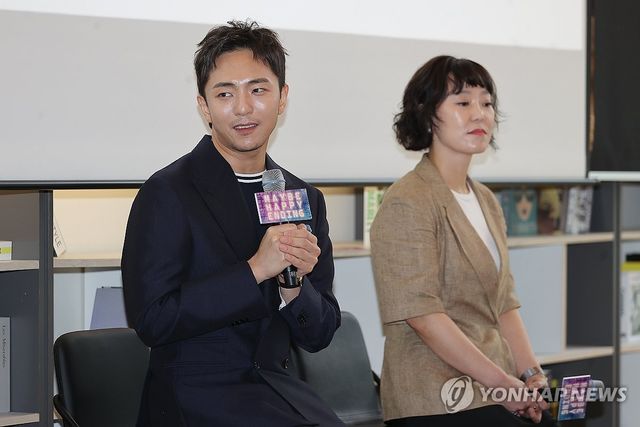 인사말하는 박천휴 작가