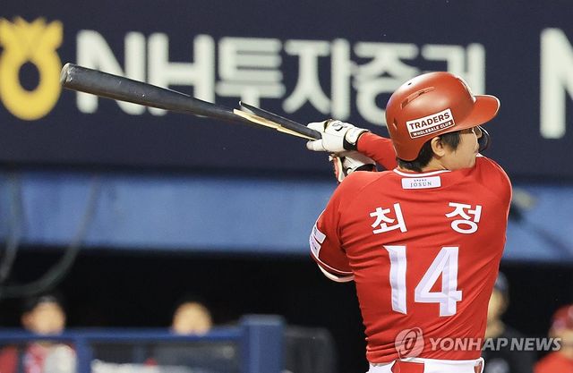 최정, 방망이 부러지며 아쉬운 플라이