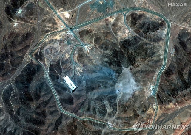 미국의 공습을 받은 이란 포르도 핵시설 외부