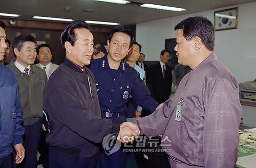 1994년 당시 김영삼 대통령이 서울 서초경찰서를 방문, 지존파 사건의 범인들을 검거한 고병천 경위를 격려하는 모습 [연합뉴스 자료사진]