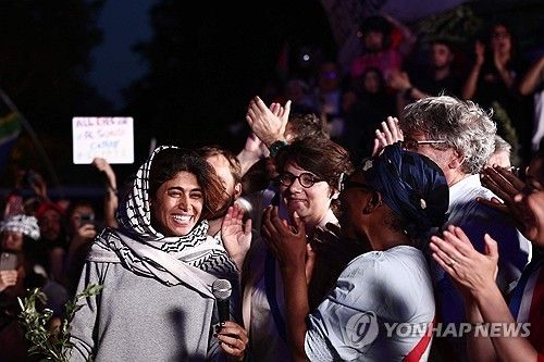 이스라엘서 돌아와 지지자들 환영받는 리마 하산 의원(왼쪽)