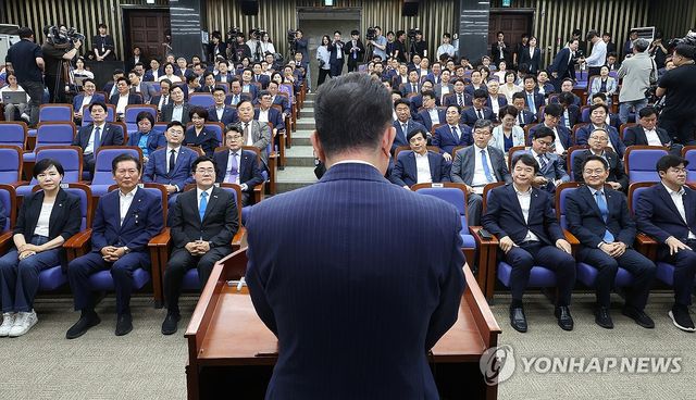 발언하는 김병기 당 대표 직무대행 겸 원내대표