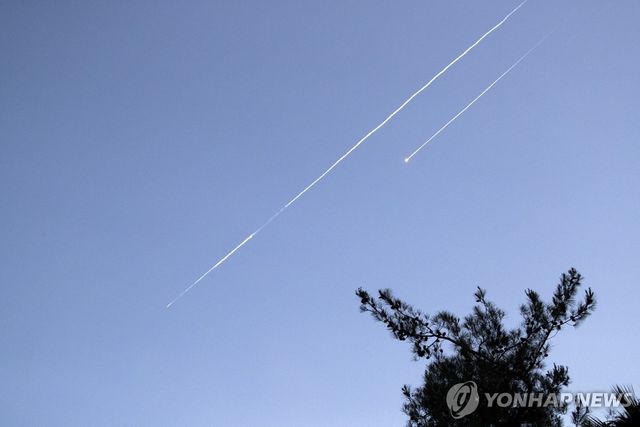 24일(현지시간) 이스라엘 예루살렘에 목격된 이란 탄도미사일