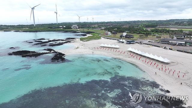 피서객 기다리는 파라솔