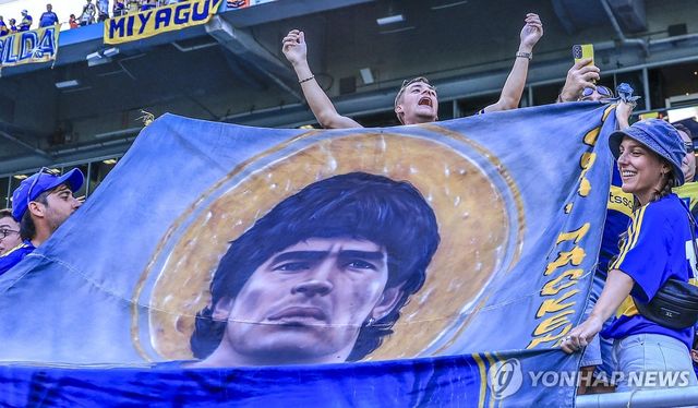 마라도나 얼굴 그림 들고 응원하는 프로축구팀 보카 주니어스(보카 후니오르스) 팬