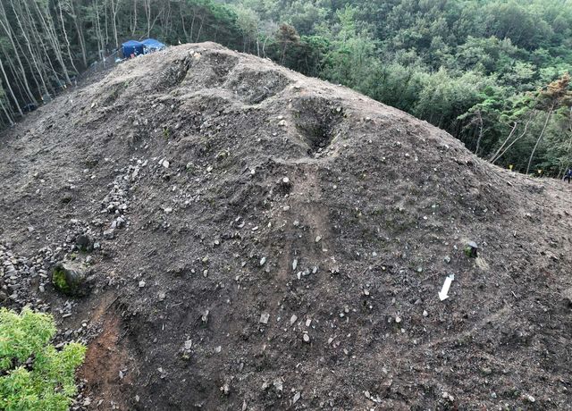 도굴로 무덤에 움푹 꺼져있는 구멍