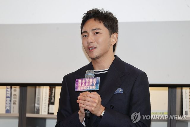 인사말하는 박천휴 작가