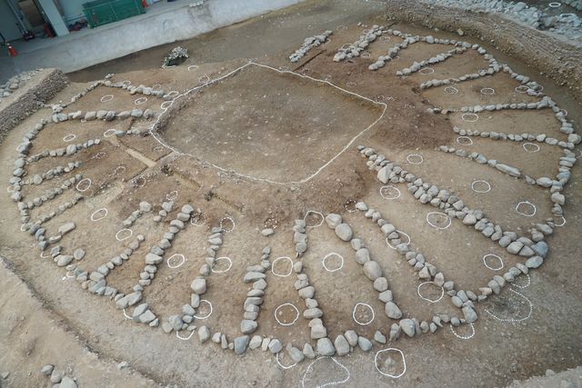 돌무지 기초부의 돌렬 및 흙둑