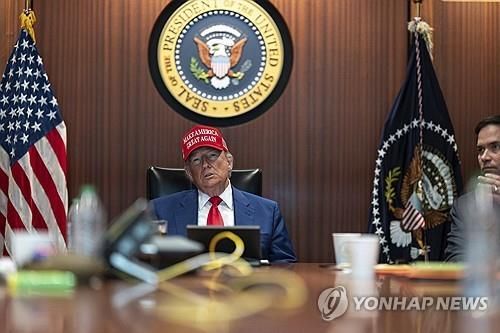 워룸에서 중동상황 논의중인 트럼프 대통령