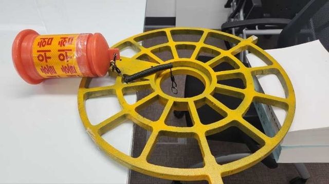 맨홀 추락방지 구조물과 부표(왼쪽)