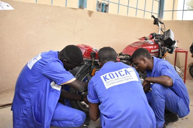 니제르 마라디주에서 오토바이 수리 기술을 배우는 젊은이들