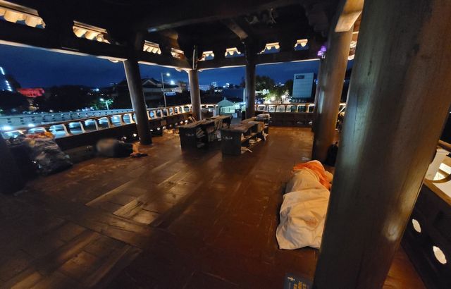 청연루에서 잠을 청한 취객들