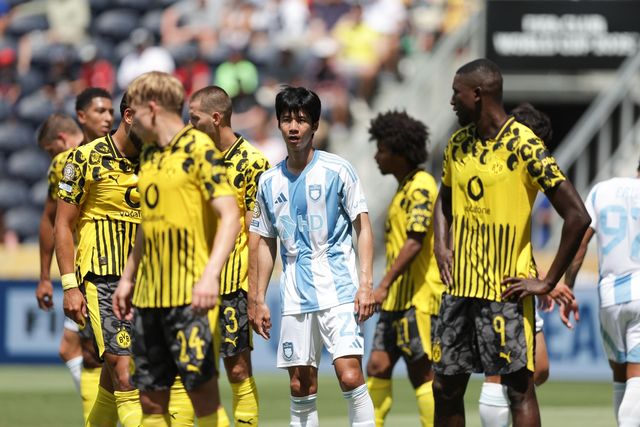 도르트문트 선수들에게 둘러싸인 김민혁