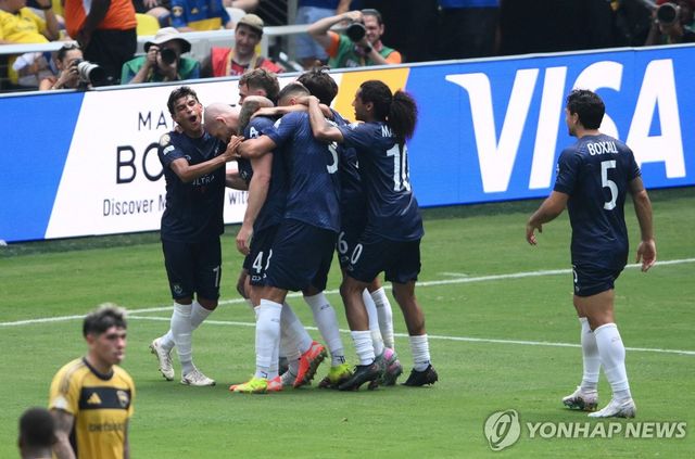 기뻐하는 오클랜드 시티 선수들