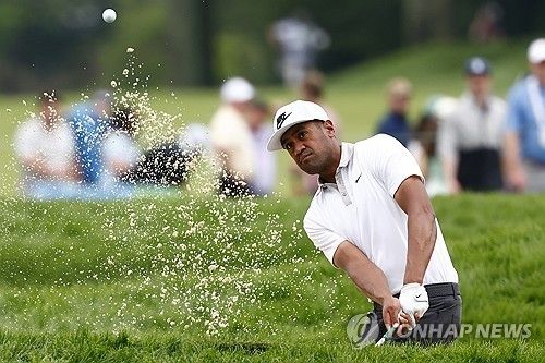 벙커샷 하는 피나우.