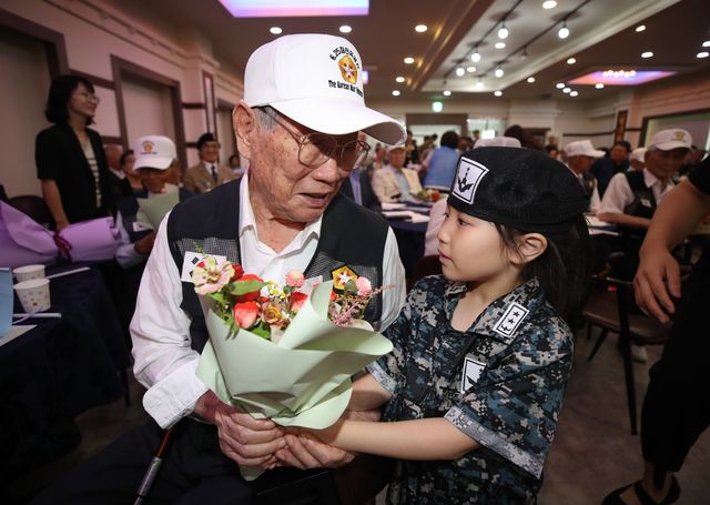 꽃 받는 참전용사