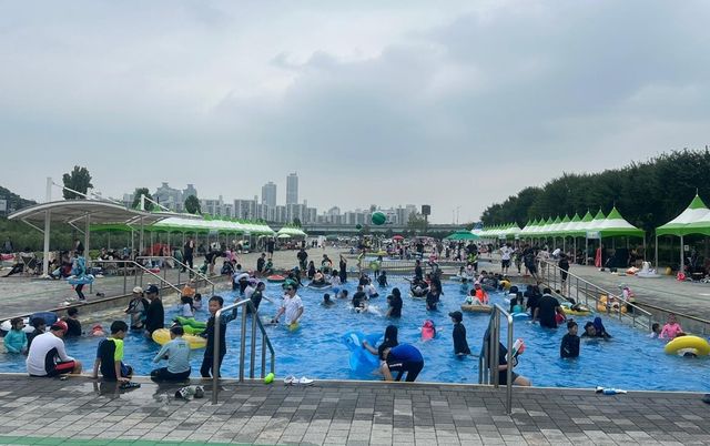 안양천 물놀이장에서 물놀이 중인 어린이들 