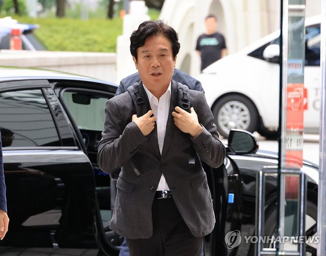 사무실 들어서는 김영훈 고용노동부 장관 후보자