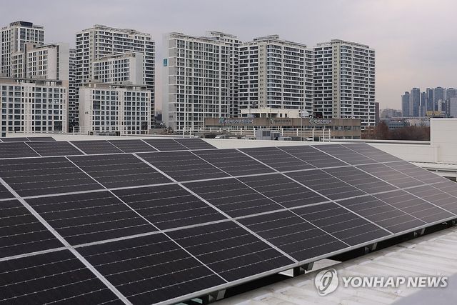 옥상에 설치된 태양광 패널