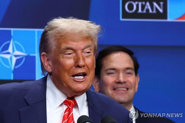 기자회견하는 트럼프 대통령