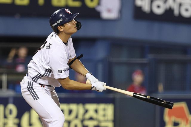 임종성, 역전 만루포 폭발…두산, SSG 꺾고 5연패 탈출