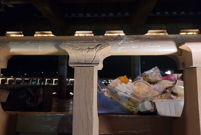 청연루에 버려진 쓰레기 더미