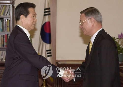 김대중 대통령과 김중권 청와대 비서실장