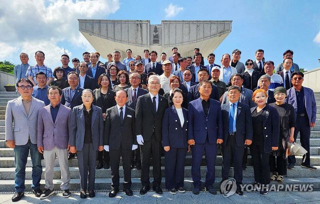 광주 5·18 민주묘지 참배하는 송영길 대표