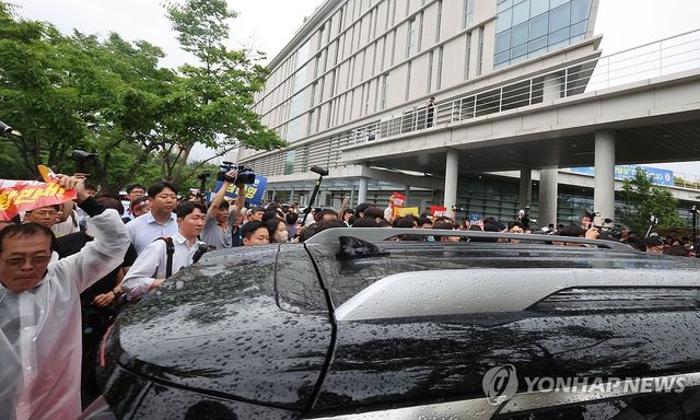 김관영 전북도지사 차 막는 주민들