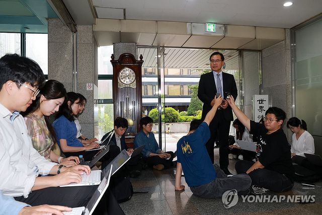 출근길 취재진 만난 이명현 해병특검