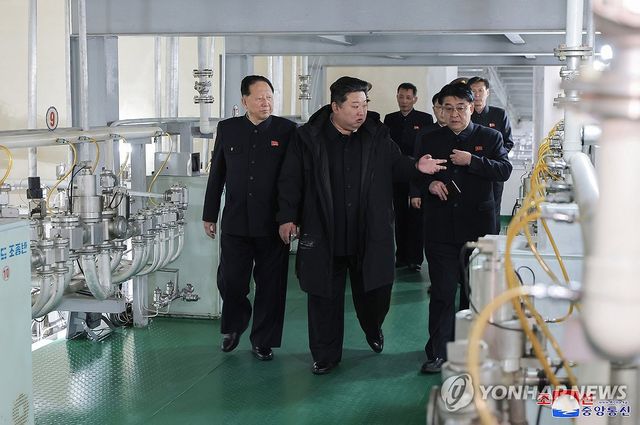 김정은, 핵물질 생산기지·연구소 현지지도