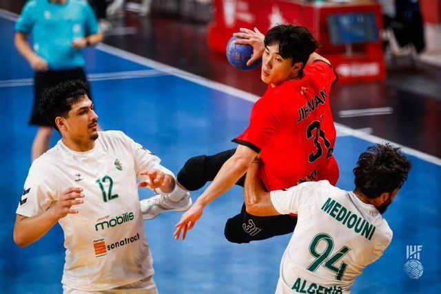 알제리전에서 슛을 던지는 최지환(원광대)