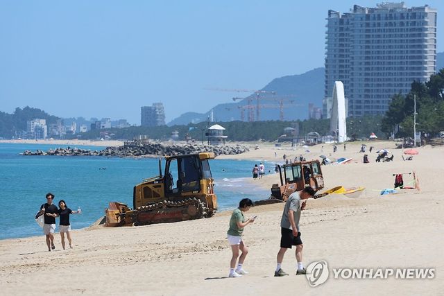 개장 준비 한창인 강릉 경포해수욕장