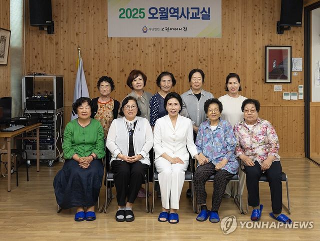 김혜경 여사, 광주 오월어머니집 방문